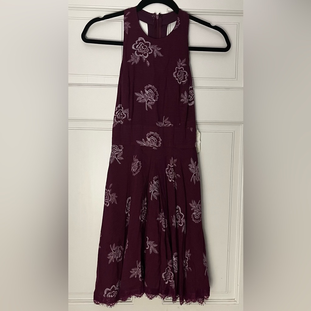🌺 NWT Altar'd State Sz XS Wine Colored Backless Dress w/ a White Floral Design